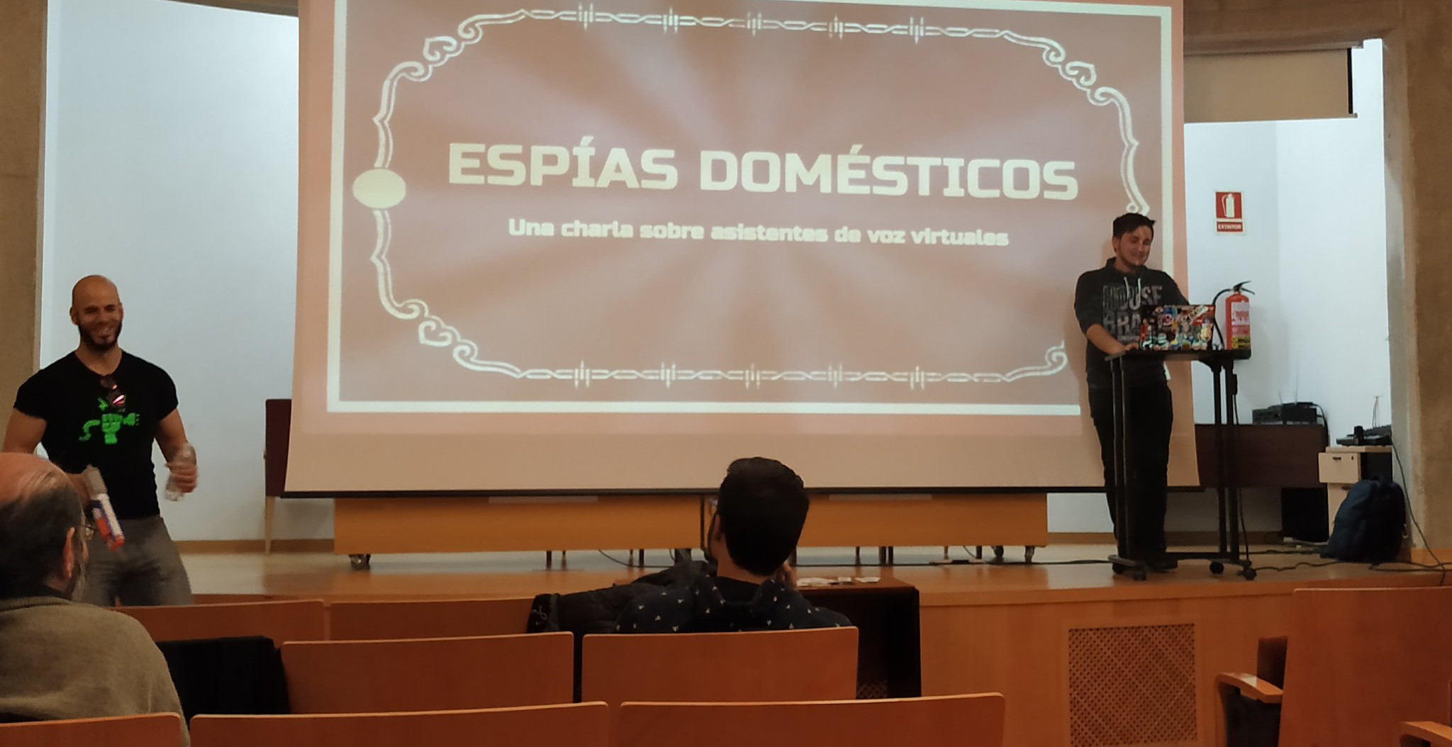 Jorge Cuadrado (Coke). Espías domésticos: Una charla sobre asistentes de voz virtuales. JASYP '19.